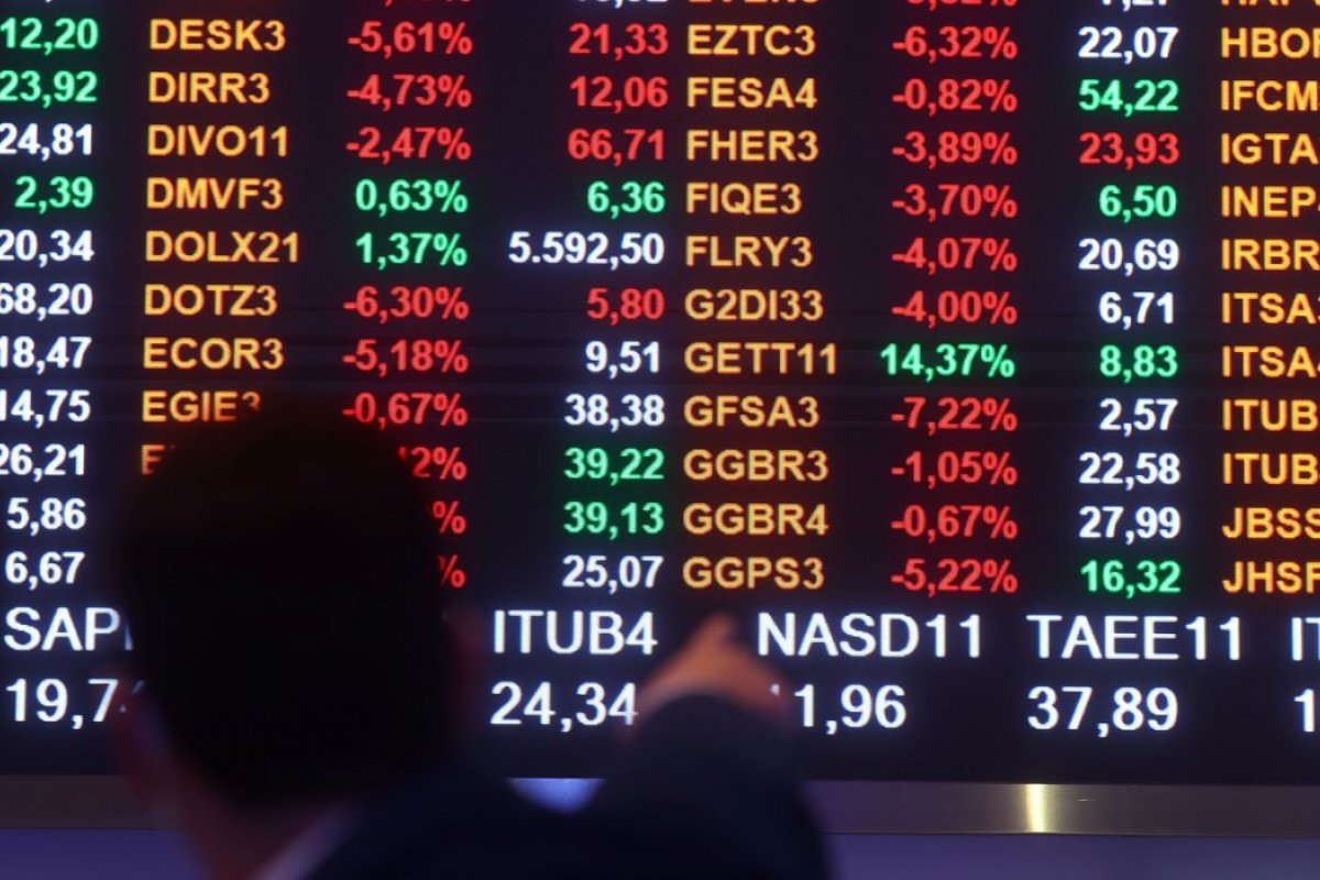 Ibovespa opera em alta e dólar registra queda com fluxo favorável e commodities no radar