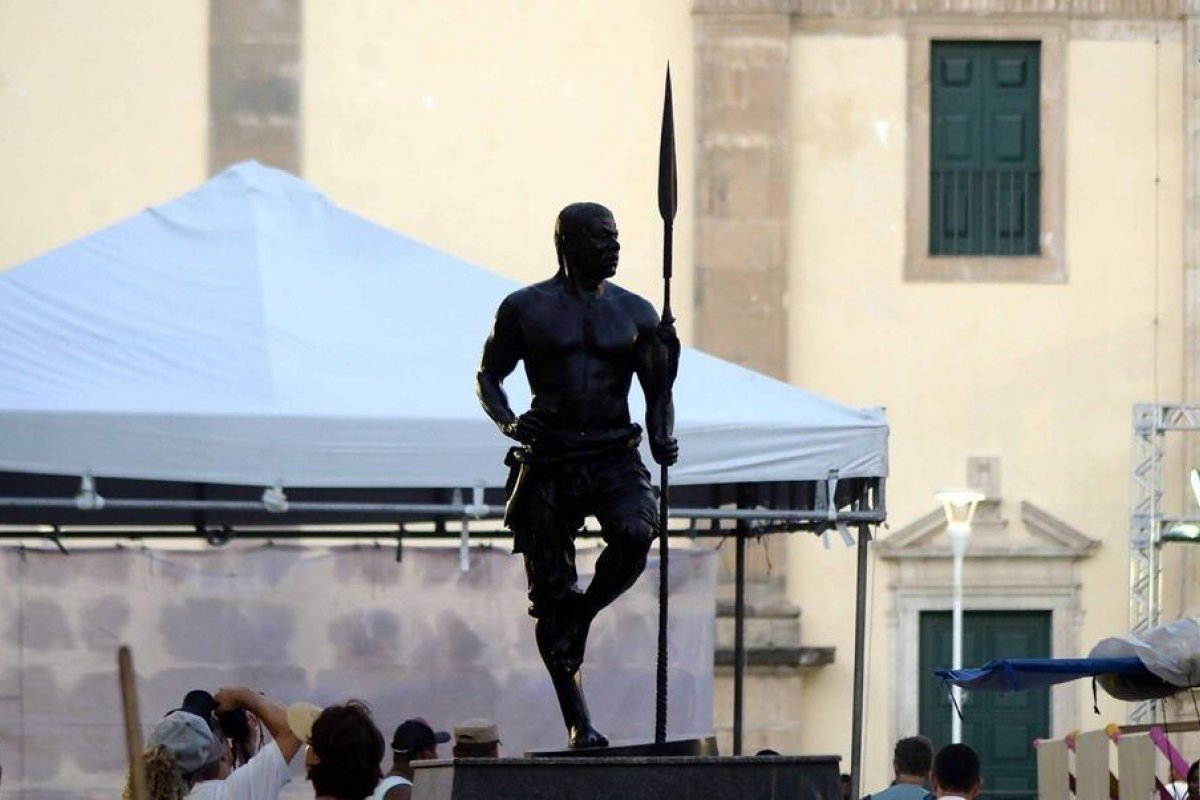 Após furto, estátua de Zumbi dos Palmares recebe nova lança 