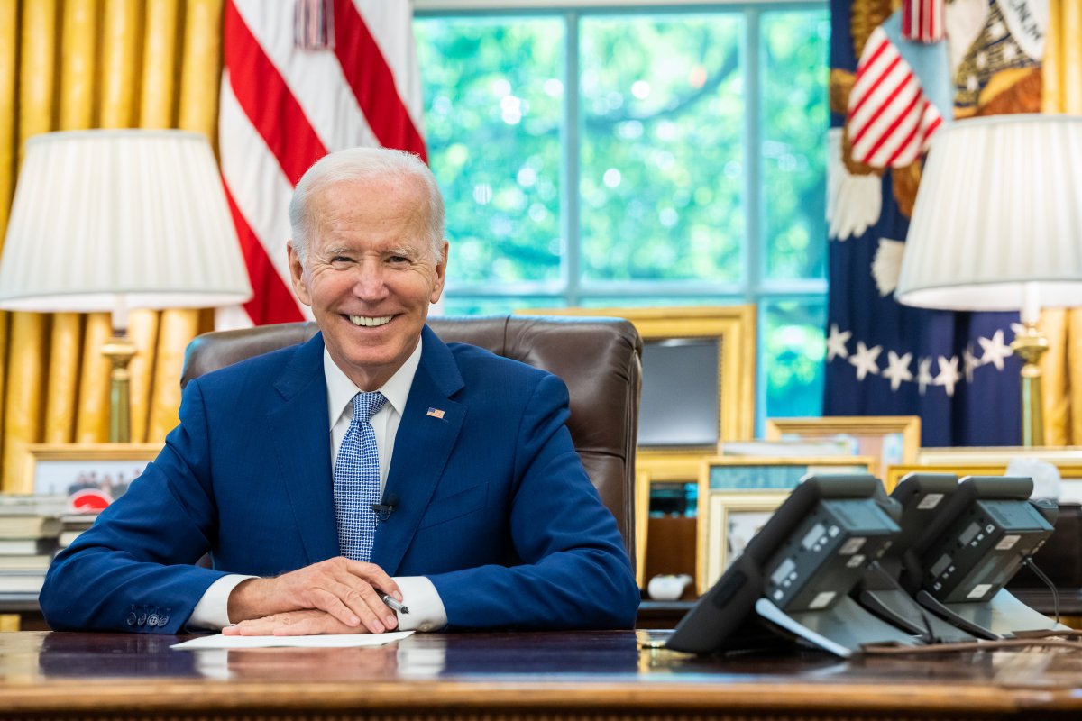 Biden anuncia perdão de US$ 10 mil em dívidas estudantis