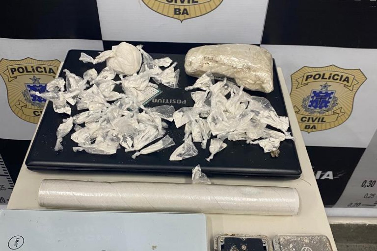 Mulher é presa com drogas e notebook furtado em Feira de Santana