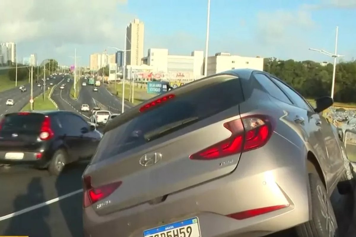 Carro roda na pista e fica inclinado em mureta na Av.Paralela, em Salvador 