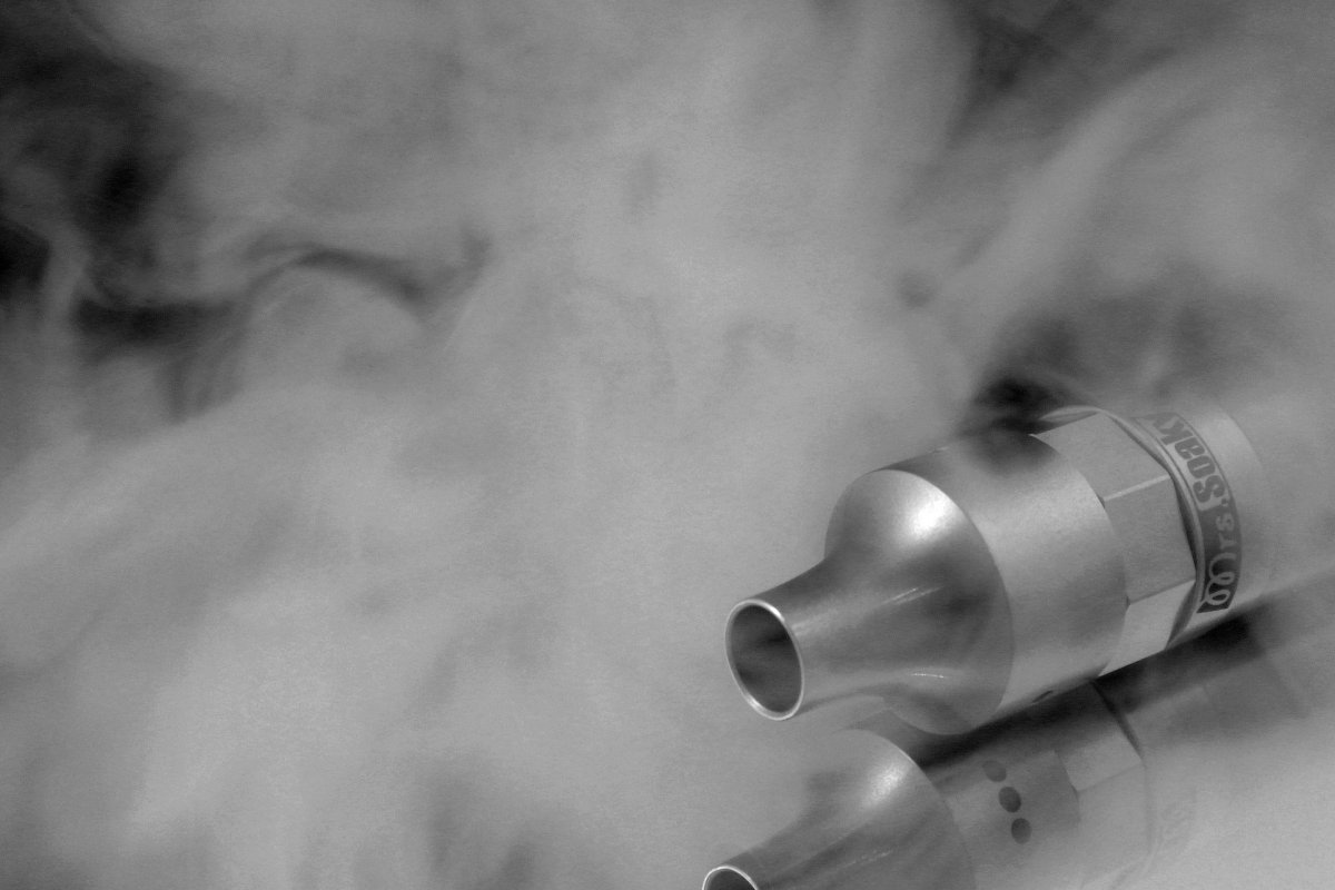 Fundação do Câncer alerta jovens sobre risco de cigarro eletrônico