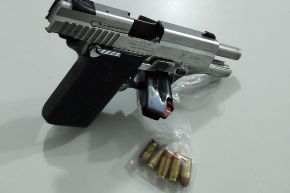 Pistola é apreendida no bairro de São Caetano, em Salvador