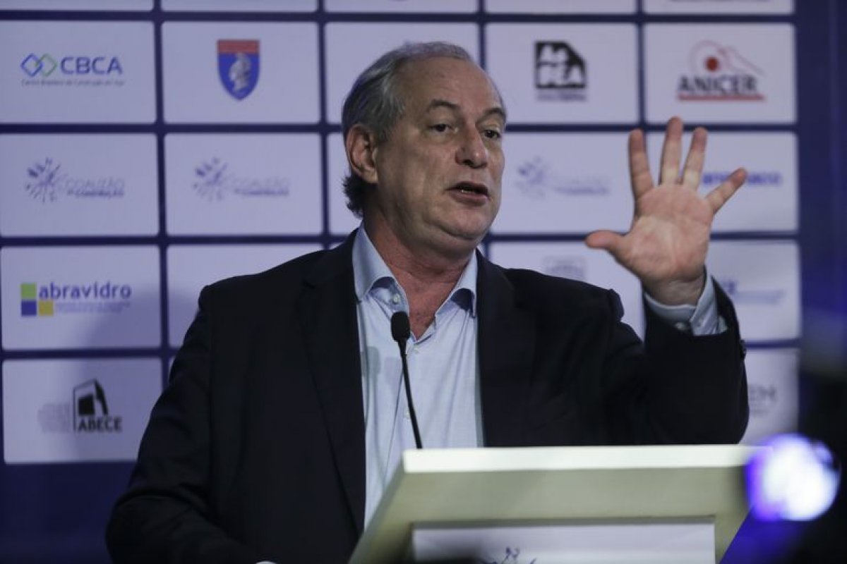 Ciro pede voto para livrar Brasil de 'duas bolas de chumbo', em referência a Lula e Bolsonaro