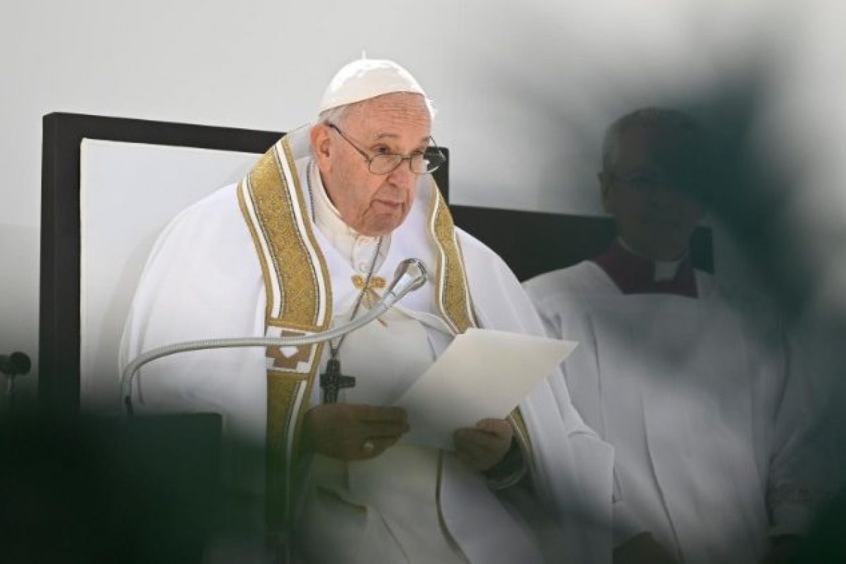 Papa Francisco elogia humildade de pontífice que renunciam