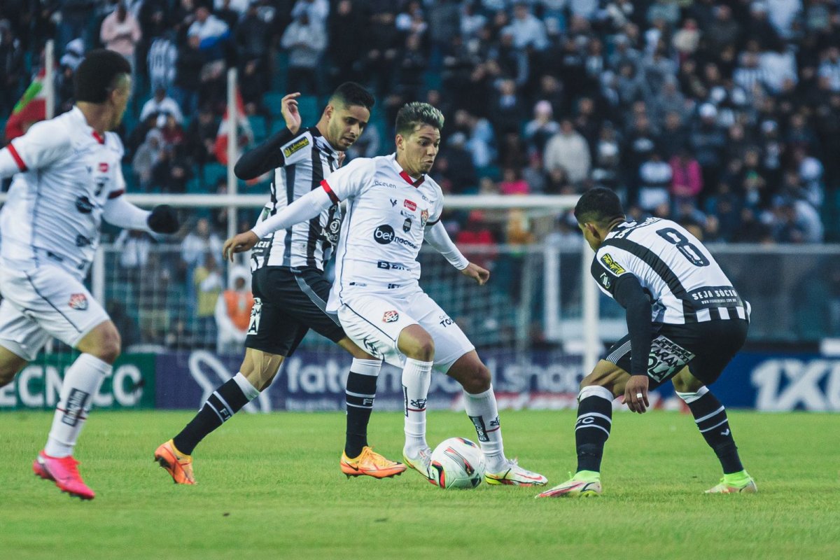 Vitoria perde por 5 a 1 para o Figueirense e estaciona na segunda da fase da Série C