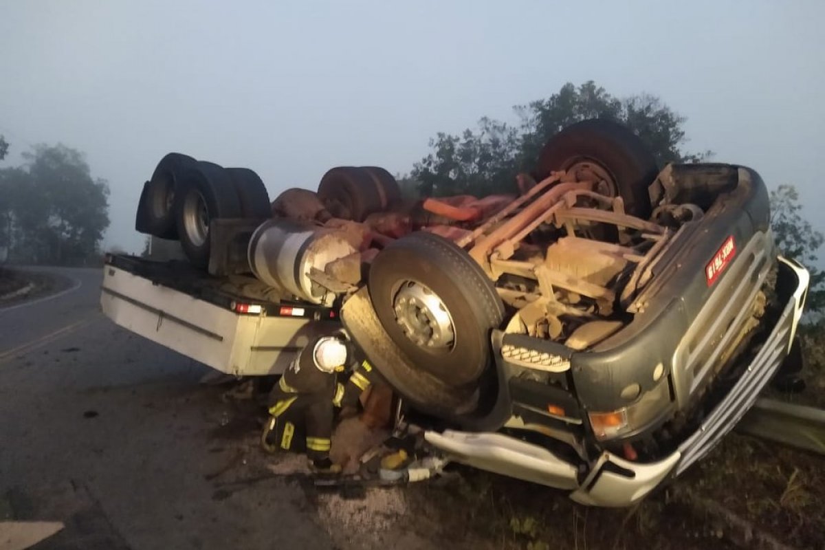 Caminhoneiro morre após veículo cair em ribanceira no sul da Bahia