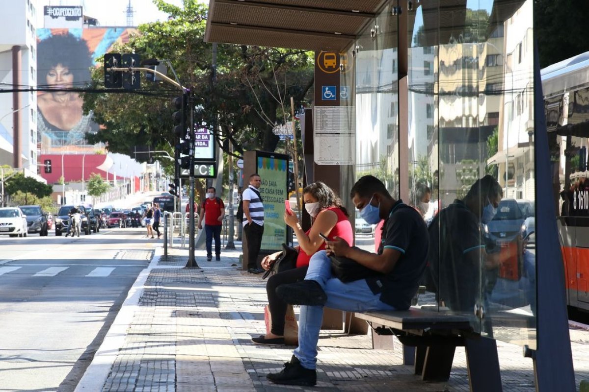 Mais de 50% dos brasileiros continuam usando máscara no transporte público, diz CNI