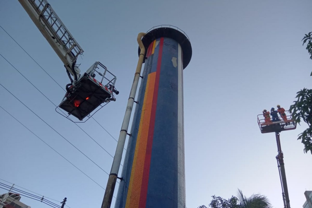 Bombeiros retiram três funcionários presos em cesta de plataforma na Lucaia 