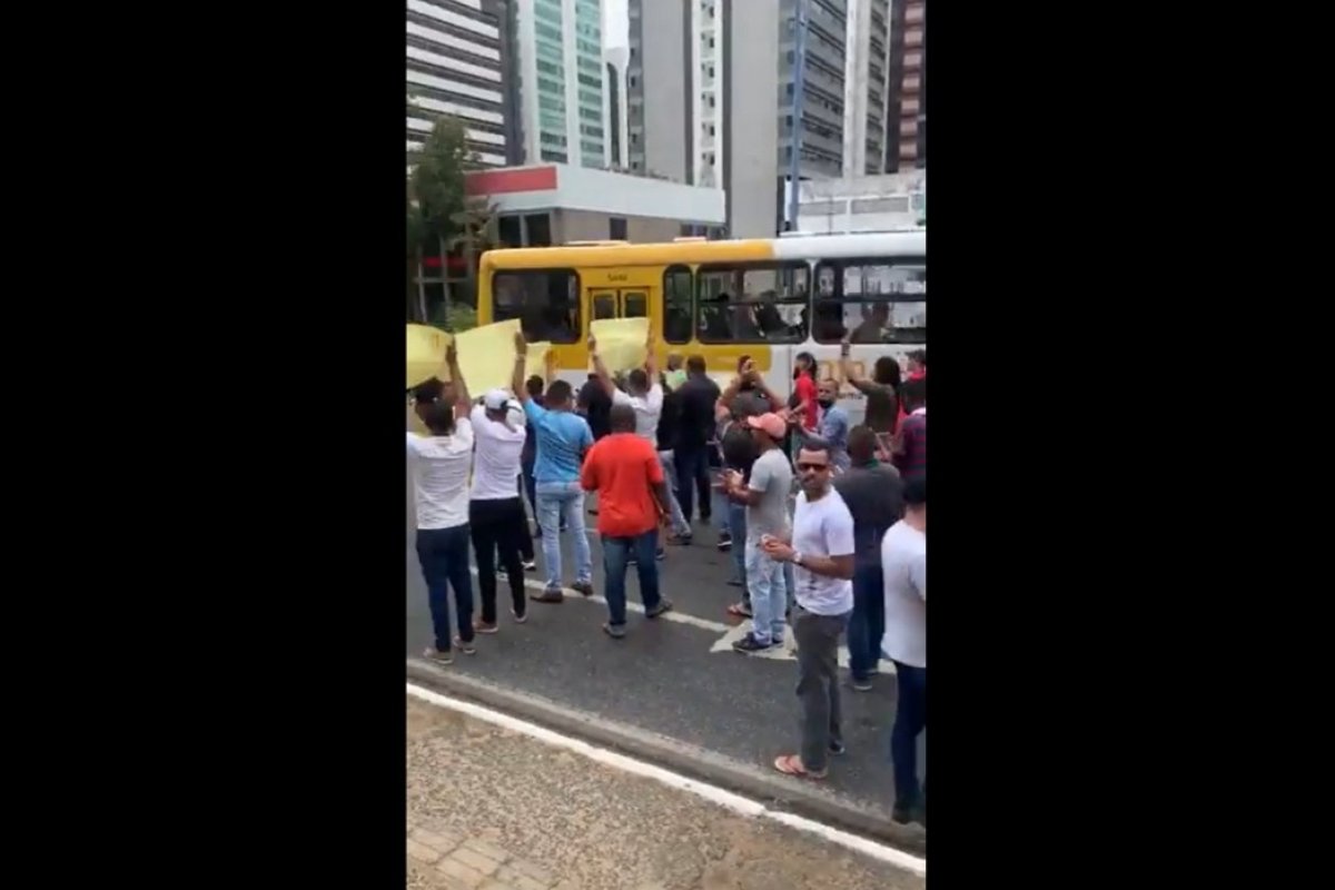 Vídeo: Motoristas por aplicativo bloqueiam via em protesto, em Salvador