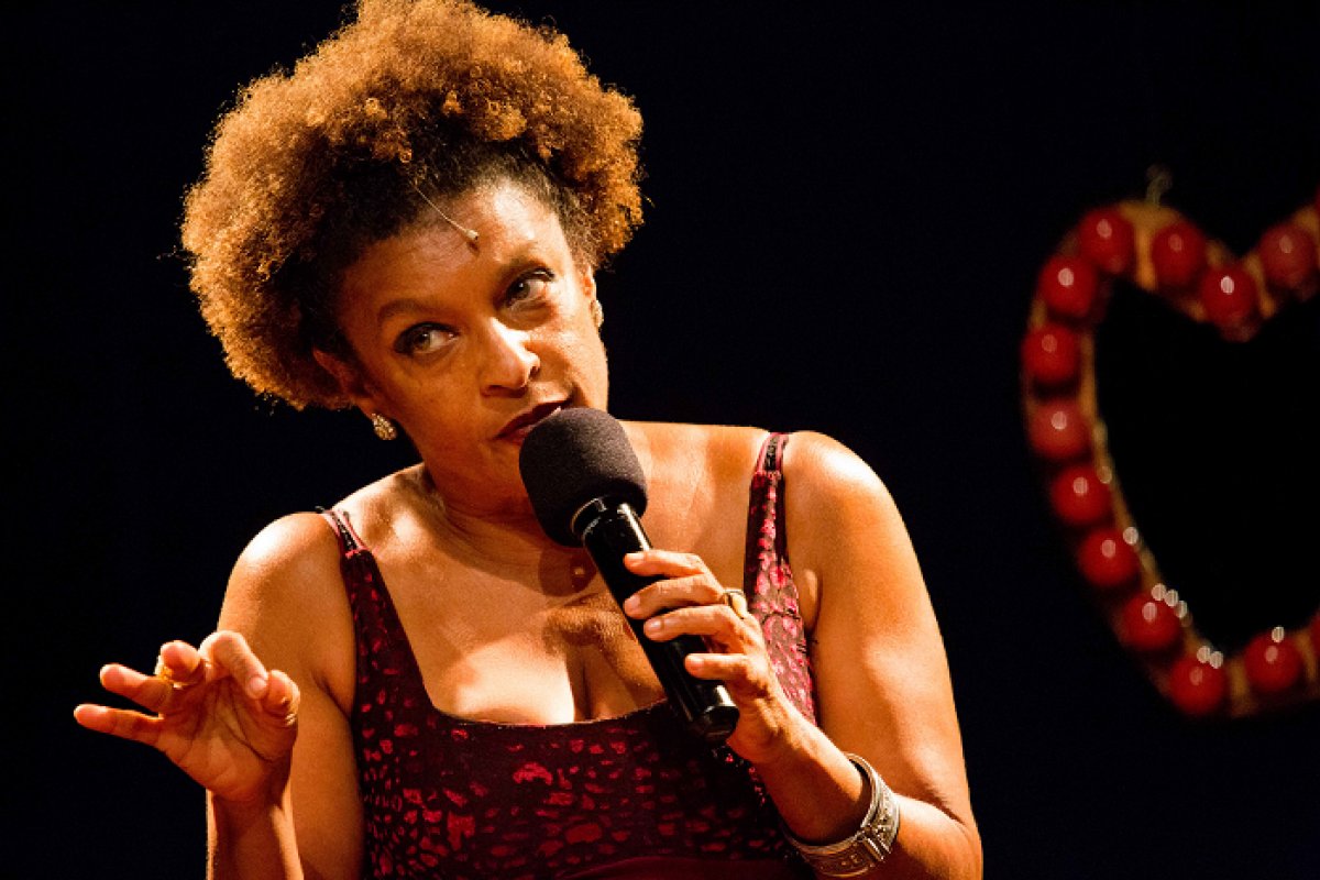 Elisa Lucinda apresenta “Parem de falar mal da rotina” no Teatro Castro Alves! 