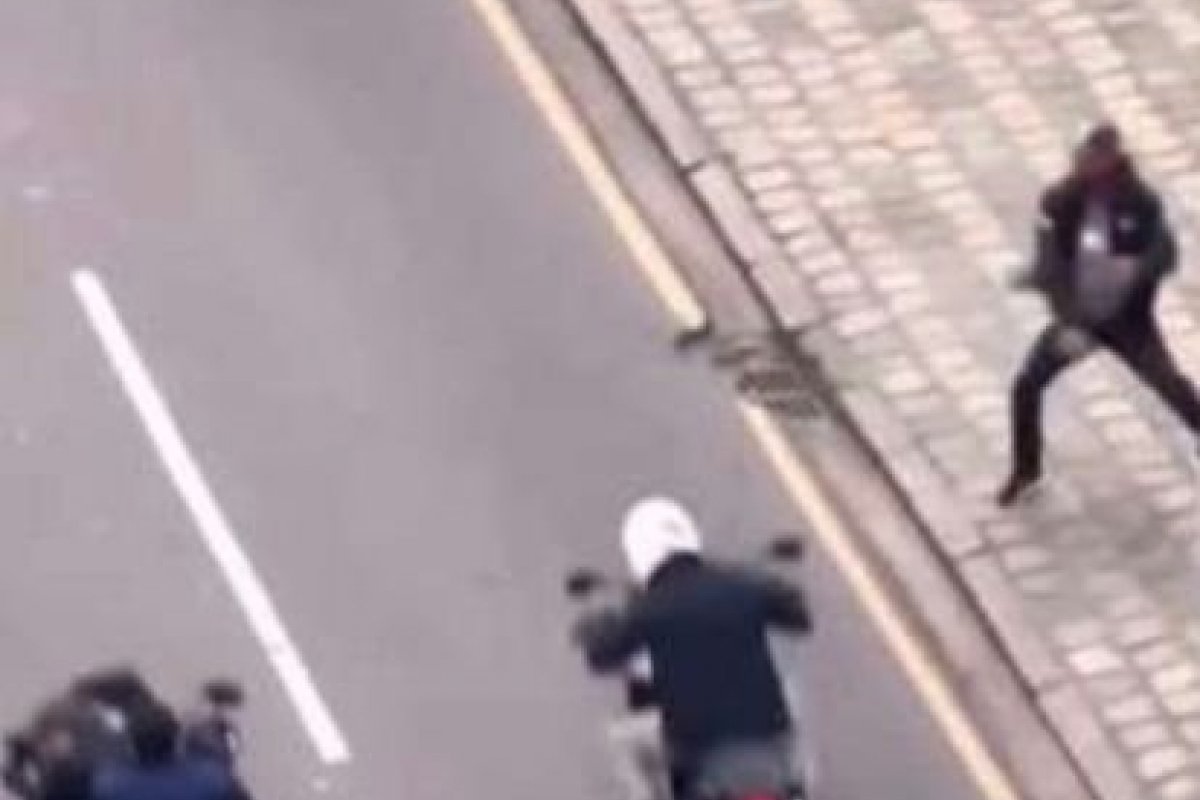 Vídeo: Homem simula jogar objeto em Bolsonaro durante motociata em Curitiba