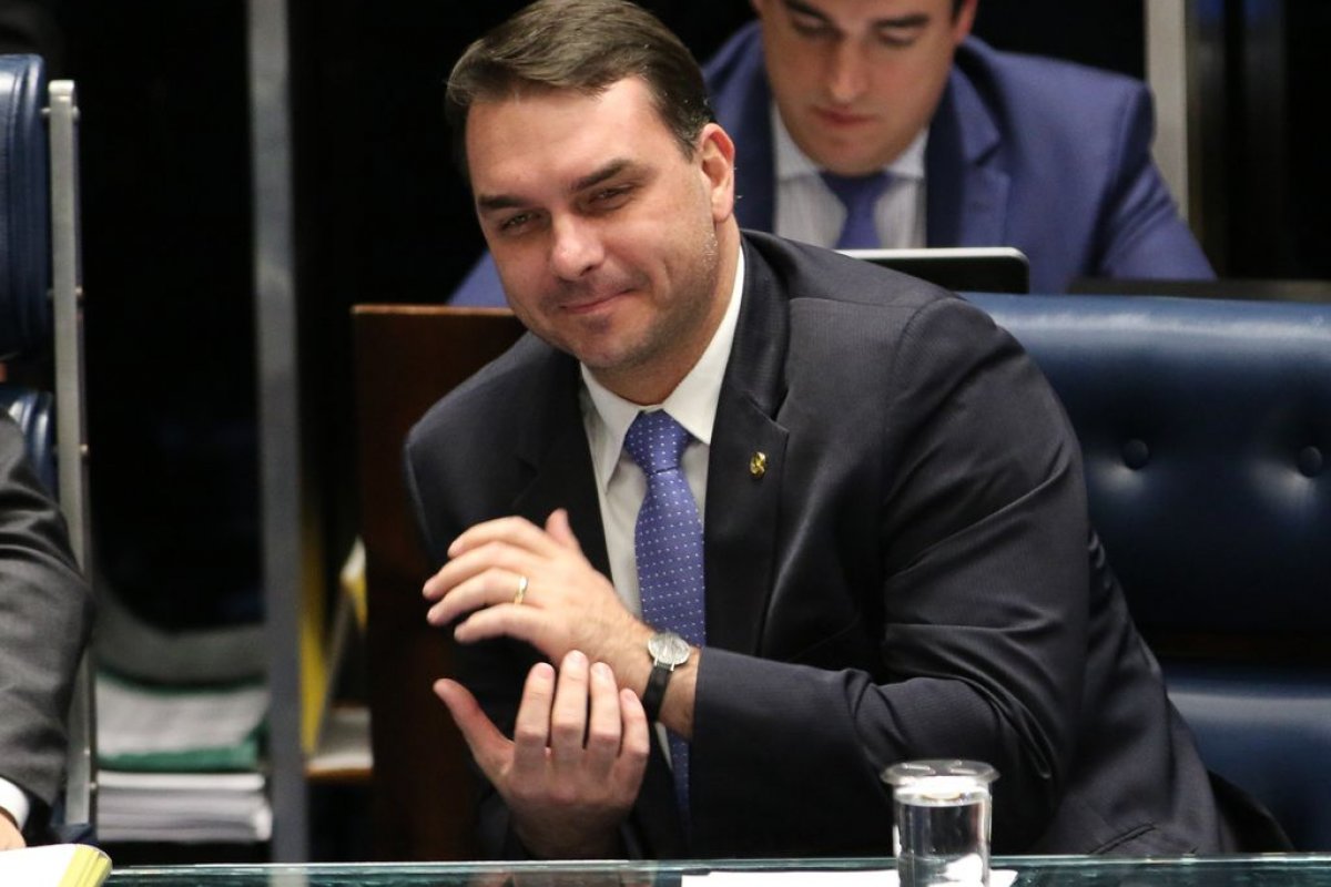 PGR deve se manifestar sobre pedido de Flávio Bolsonaro contra deputado por injúria