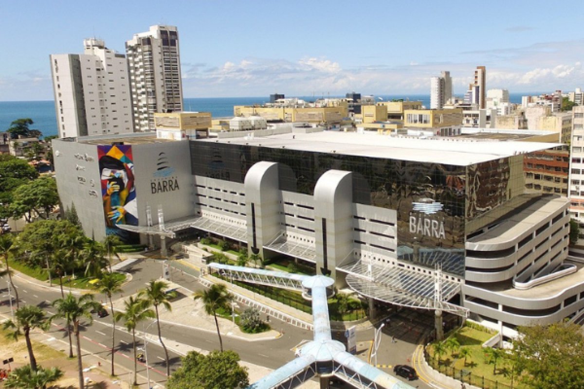 Idoso chama funcionária de loja de "vagabunda" e parte para cima em shopping de Salvador