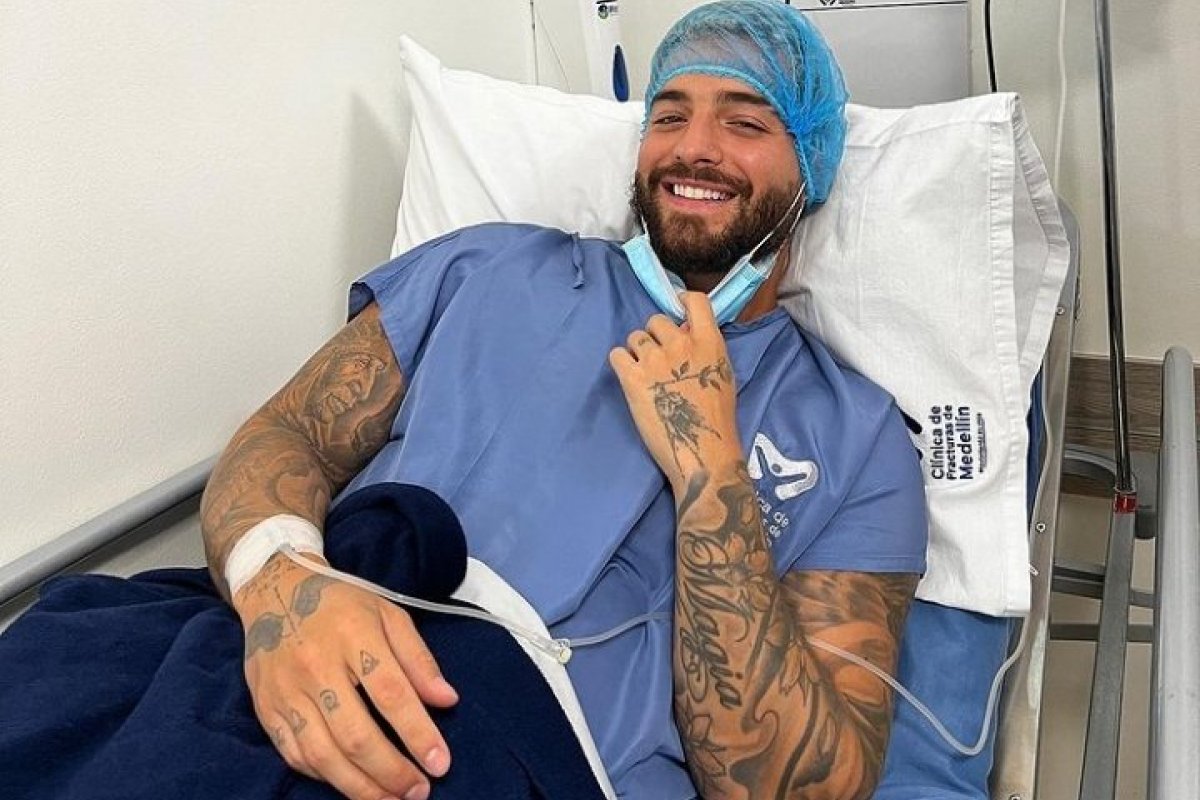 Maluma tem alta após cirurgia nos joelhos! 