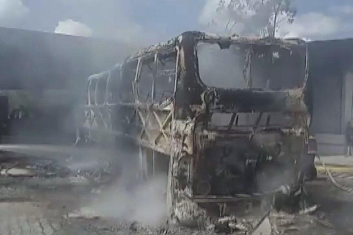 Ônibus pega fogo dentro de rodoviária no sudoeste da Bahia