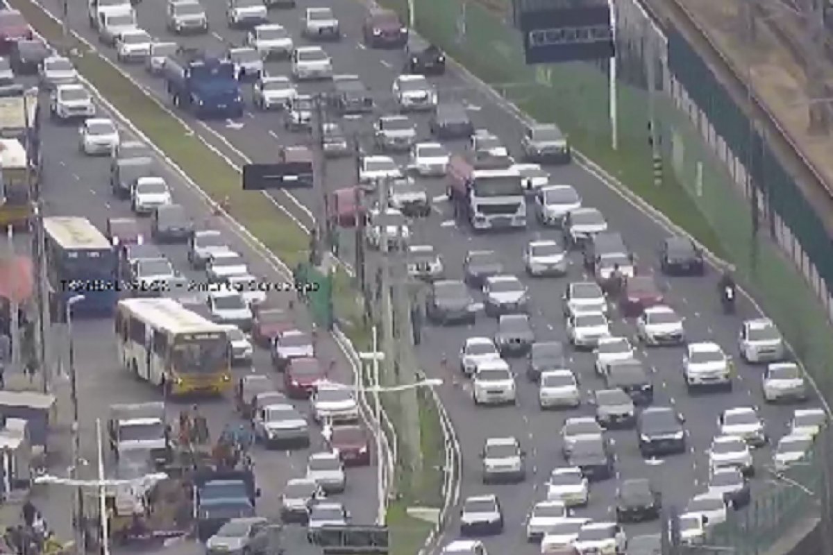 Boletim de trânsito: Saiba quais vias registram congestionamento nesta segunda-feira