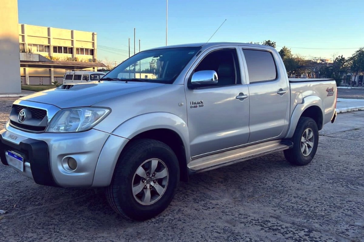 Receptadores são presos com carro roubado em Feira de Santana (BA)