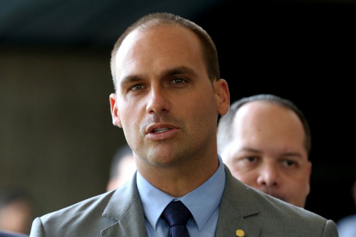PT entra com ação no STF contra Eduardo por fala sobre armas legalizadas 