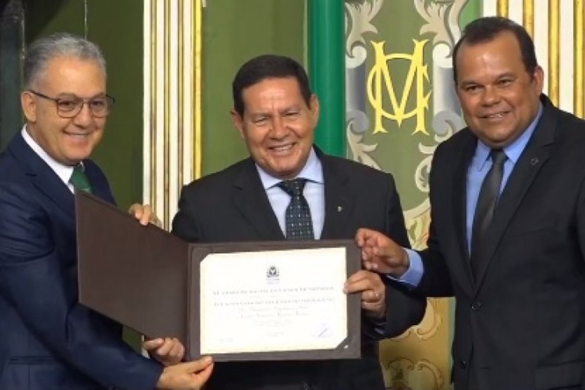 Hamilton Mourão recebe horaria de Cidadão da Cidade de Salvador 