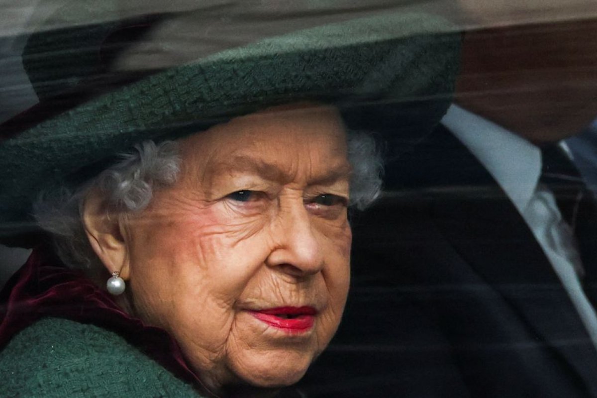 Rainha Elizabeth II é colocada sob supervisão médica e família é convocada