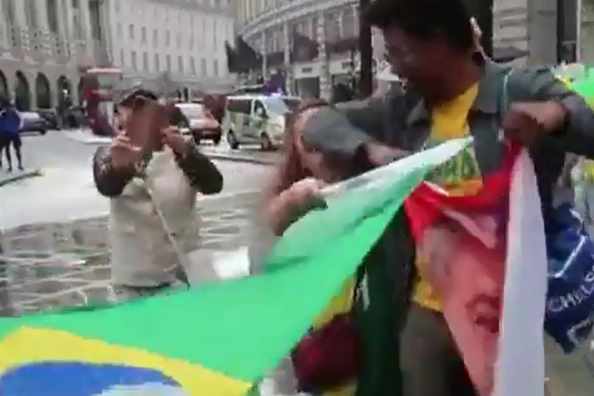 Vídeo: homem com toalha estampada com rosto de Lula agride mulher 