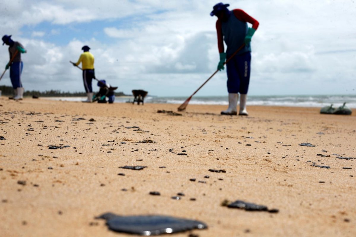 Novas manchas de óleo voltam a aparecer em Maraú