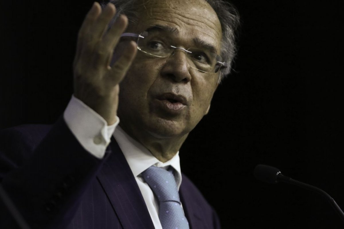 Guedes sugere vender ativos do BNDES para criar fundo contra pobreza