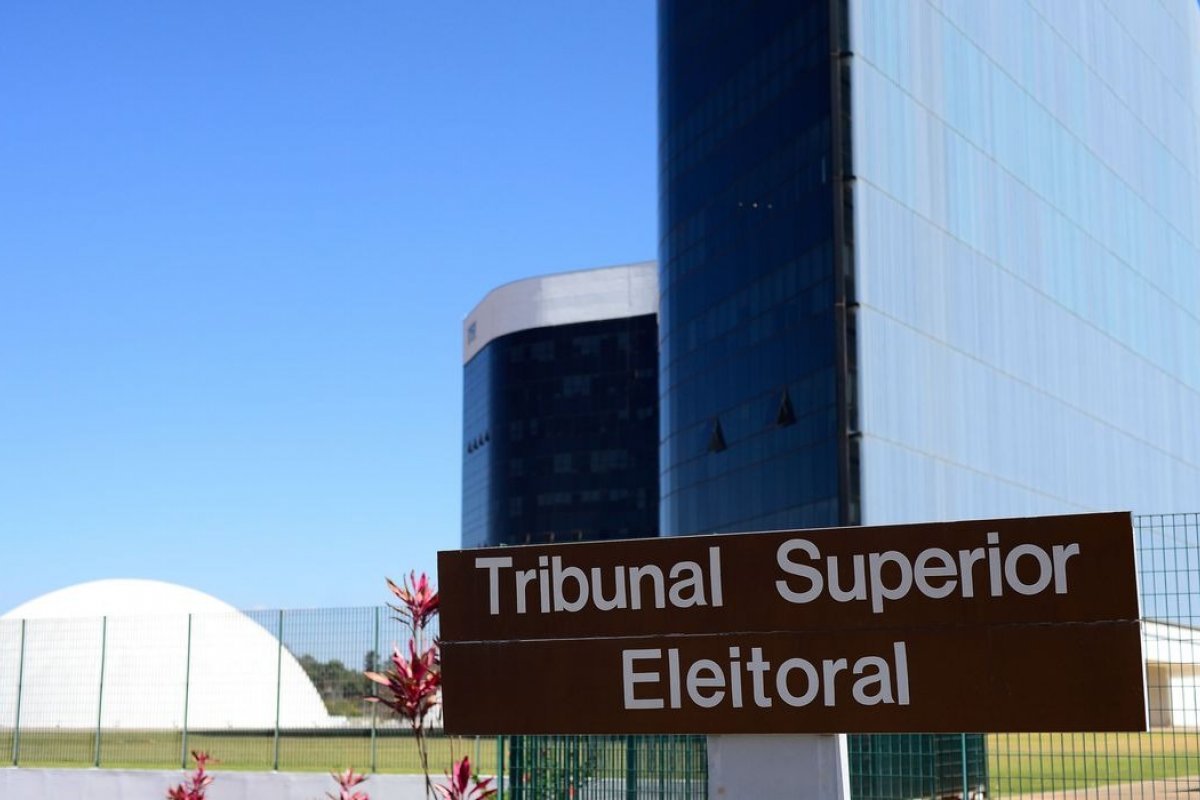 TSE ordena retirar publicações de Janones que liga Bolsonaro a piso da enfermagem
