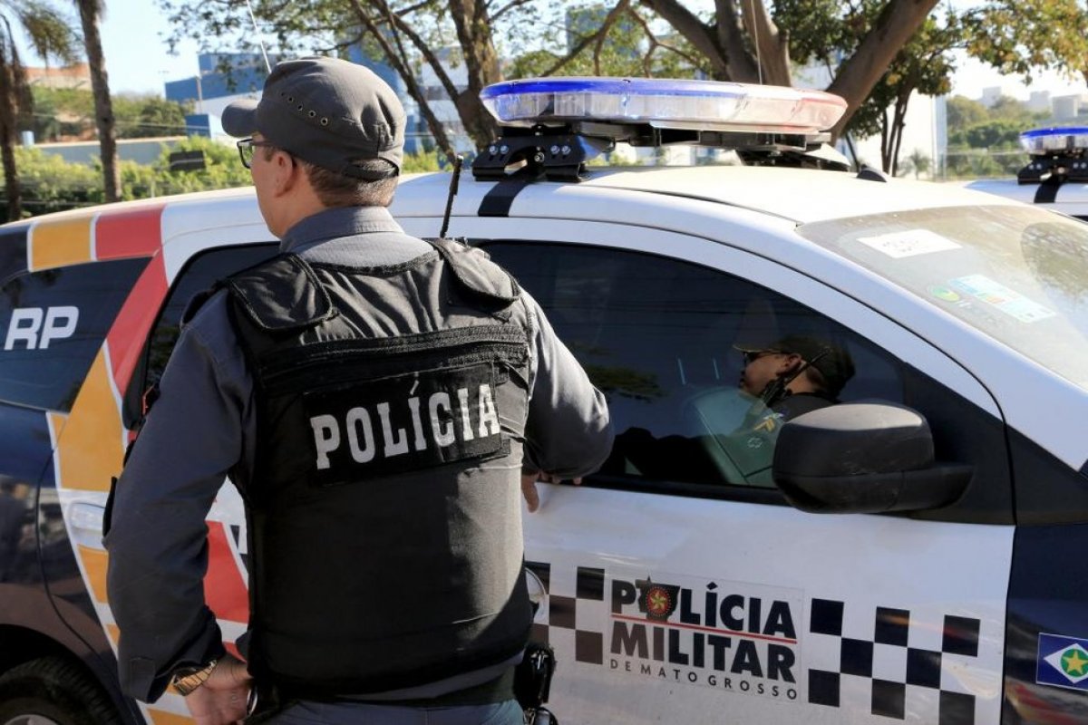 Jovem é agredido pelo padrasto após postar memes contra Bolsonaro