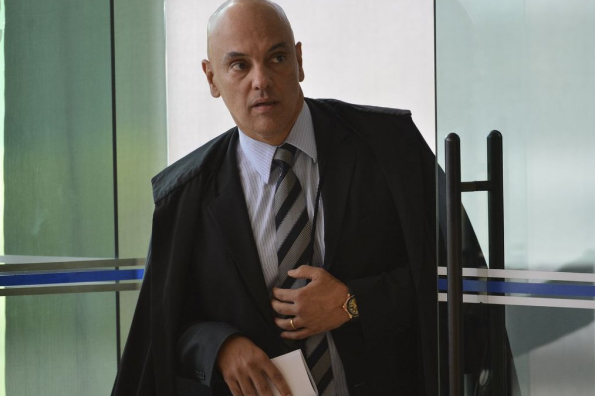 Moraes rejeita pedido para divulgar propaganda sobre novo cartão Auxílio Brasil