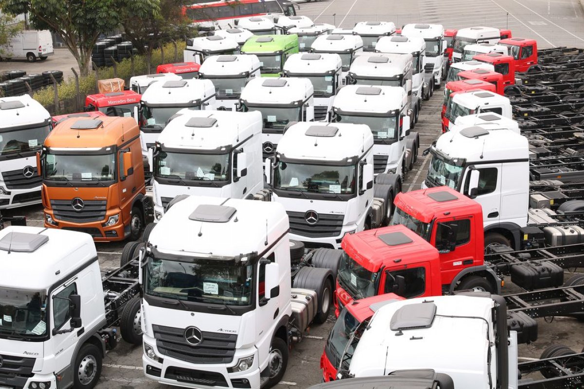 Trabalhadores da Mercedes-Benz fazem greve após anúncios de demissões 