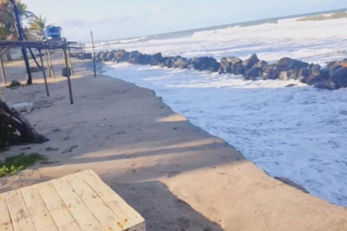 Em Ilhéus, maré avança sobre a rodovia BA 001 e hotéis 