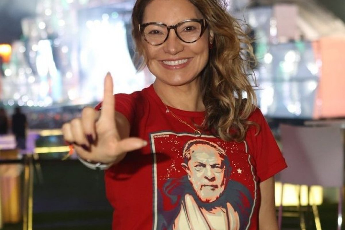 Com dois seguranças, Janja curte shows do Rock In Rio com camiseta de Lula! 
