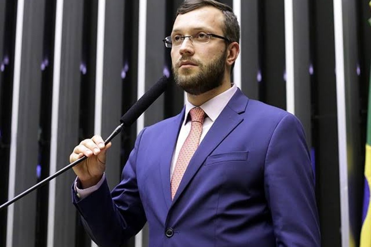 Vídeo: deputado e sua família são alvos de ação violenta em ato eleitoral  