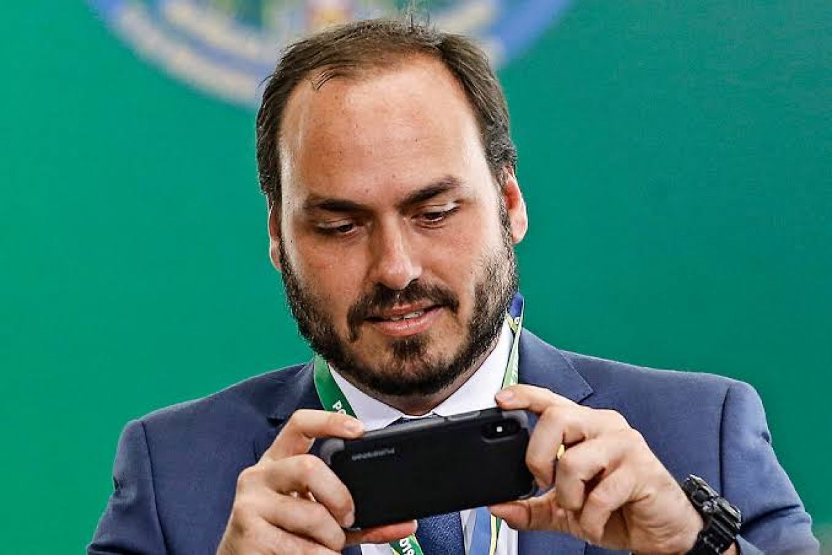 Carlos Bolsonaro apagou suas contas nas redes sociais