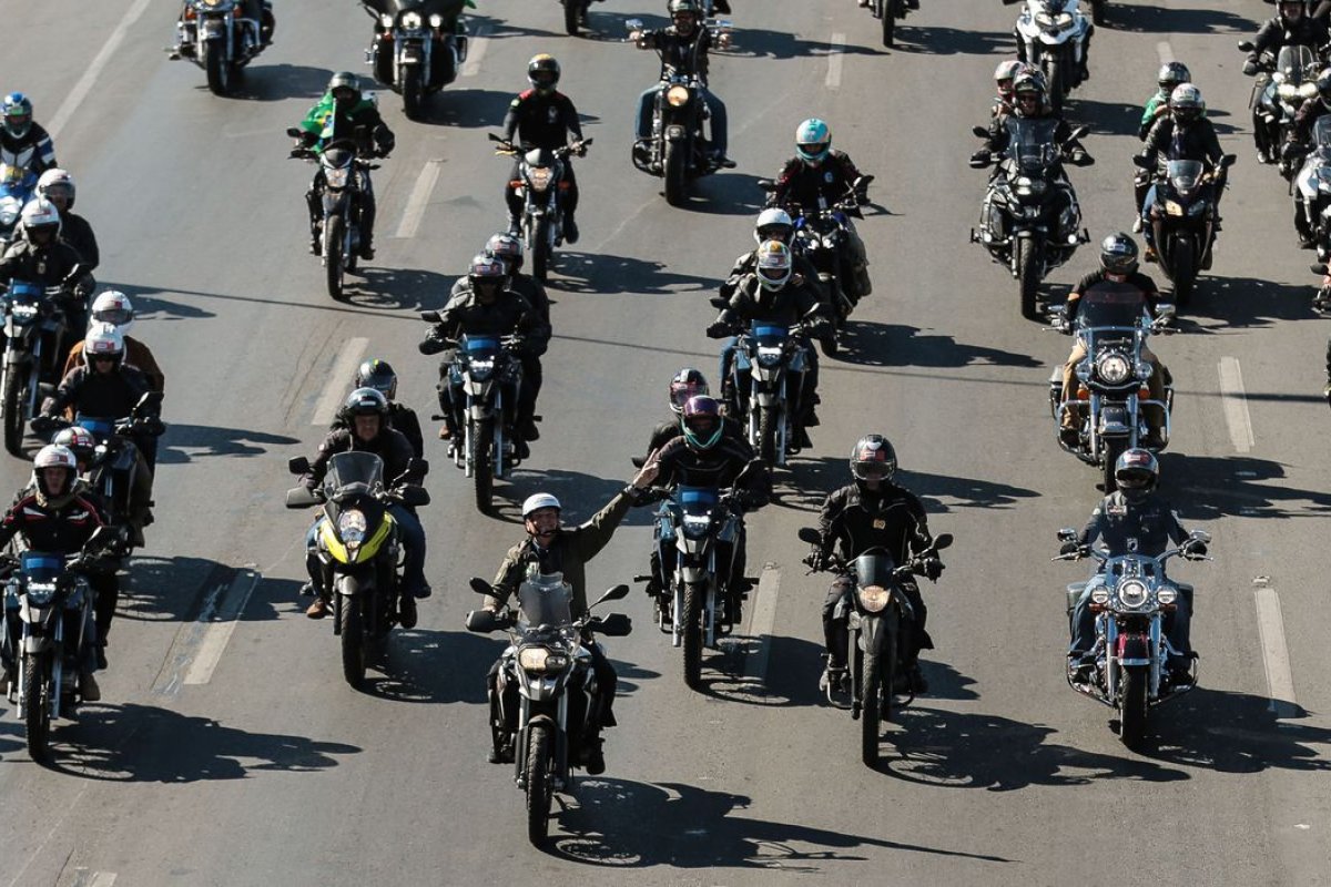 Vídeo: Jair Bolsonaro realiza motociata com apoiadores em Sorocaba (SP)
