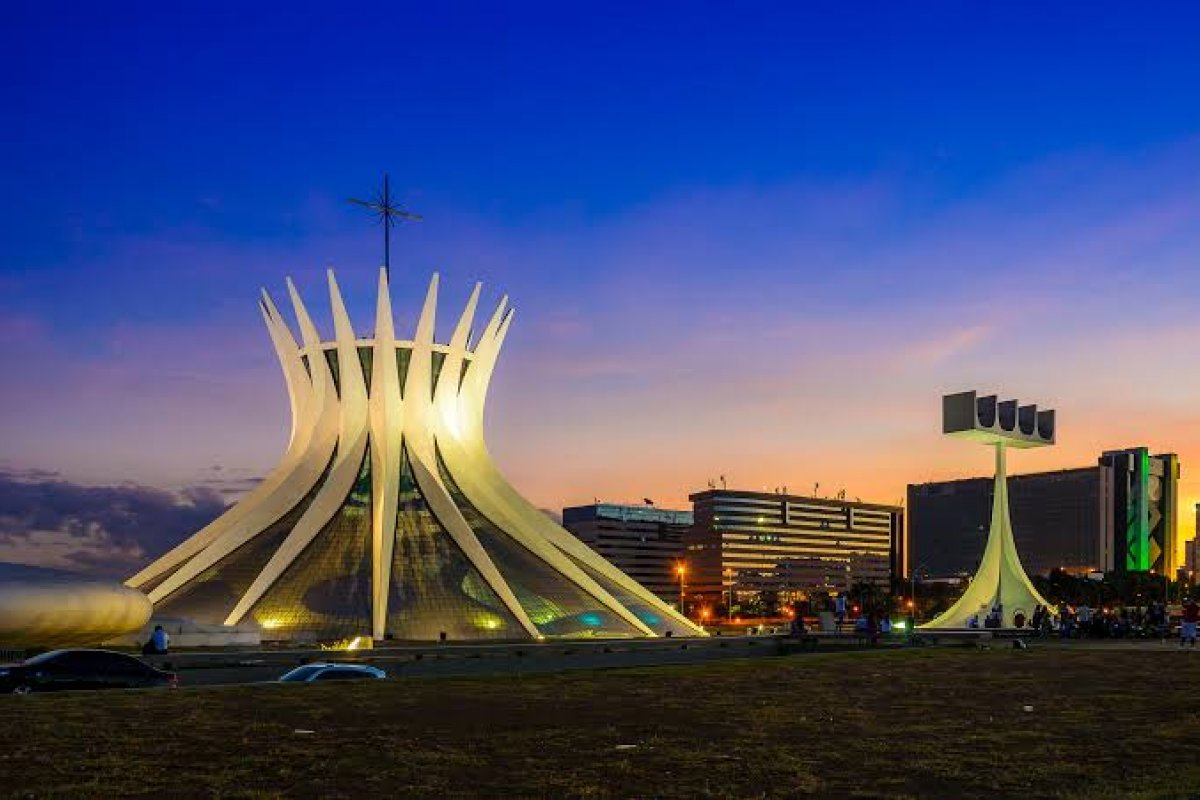 Brasília é a quinta capital que menos dorme no mundo e a sétima com a menor carga horária de trabalho anual, aponta pesquisa! 