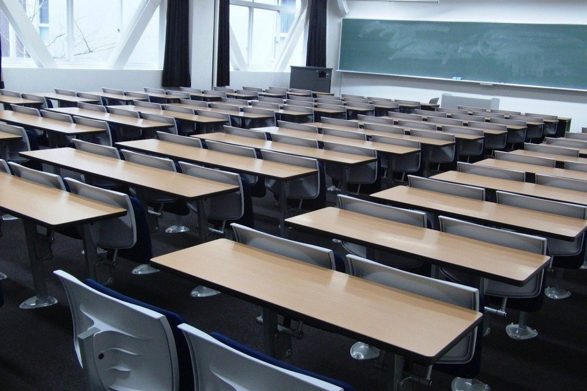 Pesquisa aponta que a maioria dos brasileiros querem os filhos por mais tempo nas escolas