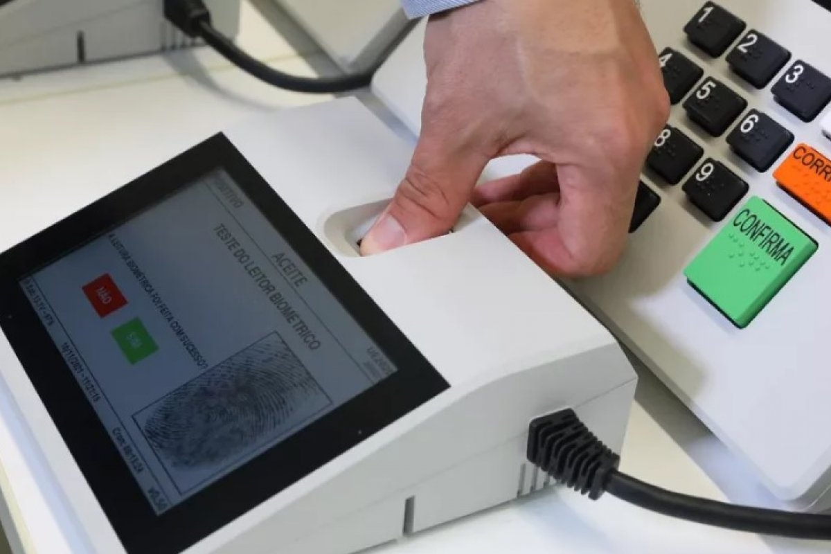 Após pedido dos militares, TSE fará teste em 56 urnas com biometria no Brasil