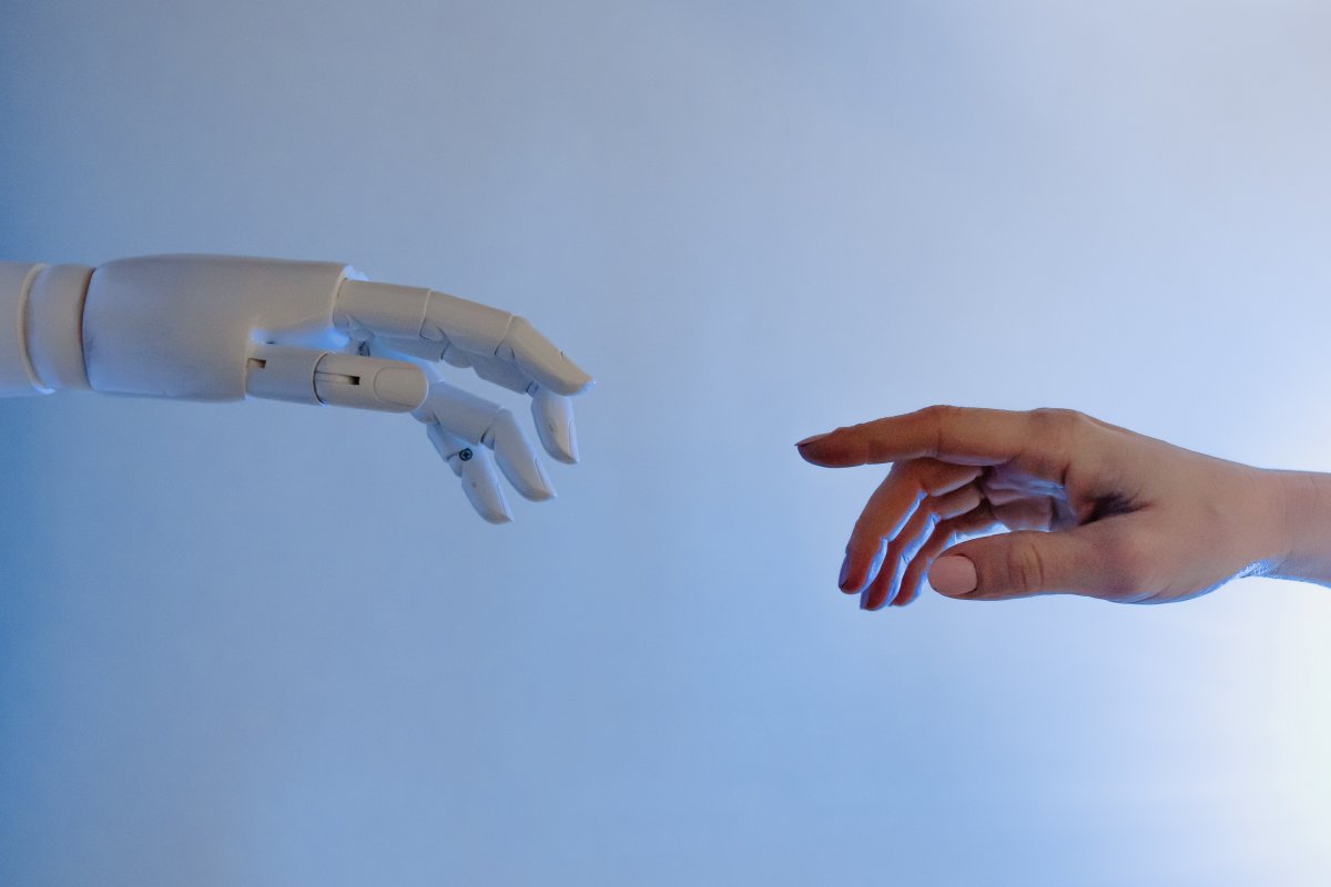 'Robôs nunca vão dominar o mundo', afirma inteligência artificial