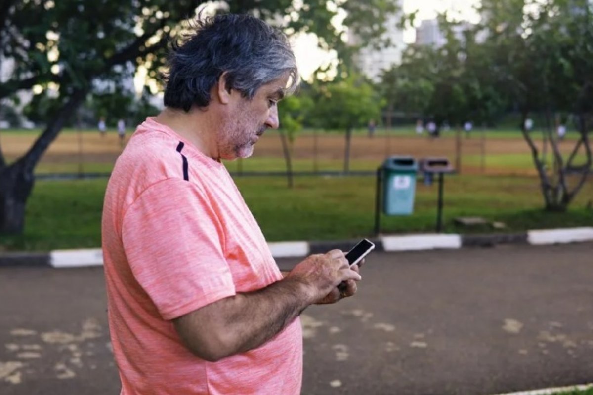 Mais da metade dos idosos têm acesso à internet no Brasil, diz pesquisa