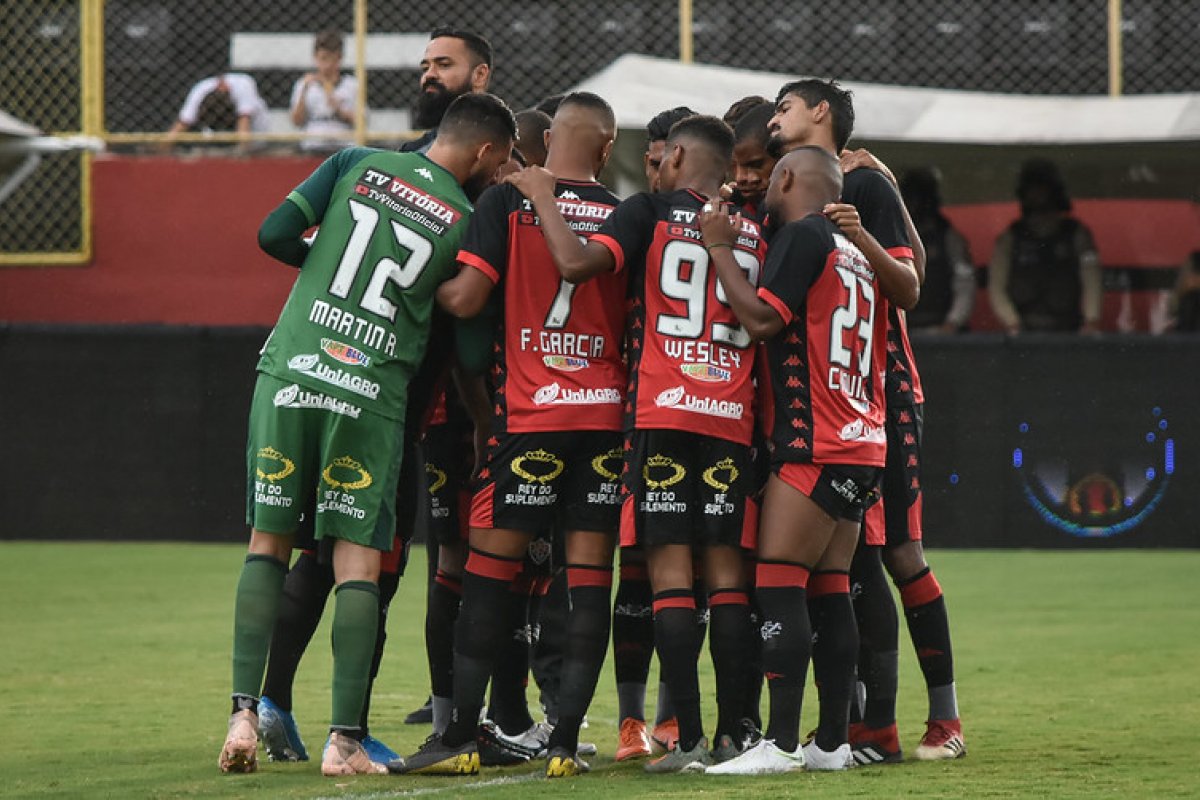 Vitória quita parte dos salários atrasados com elenco
