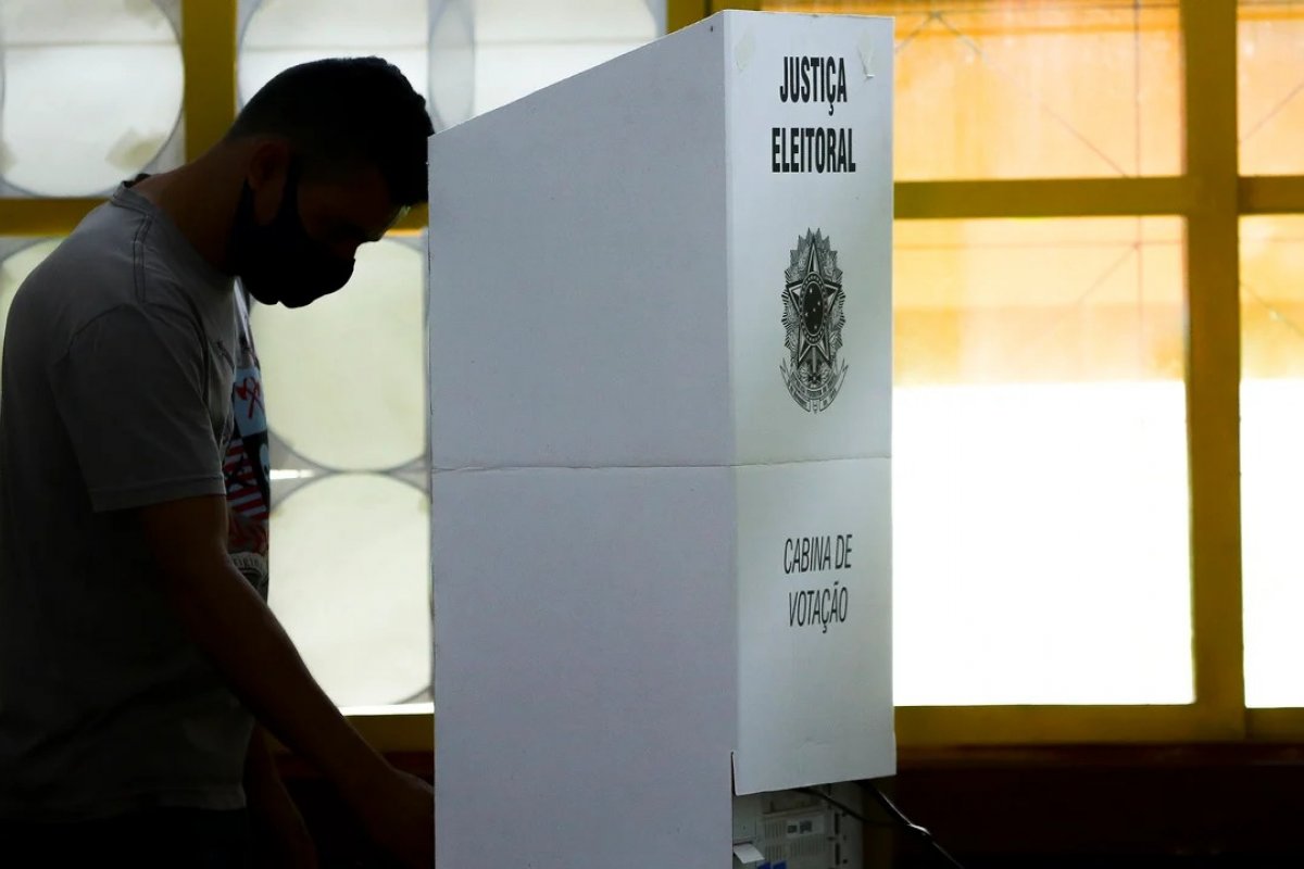 Eleições 2022: número de indecisos é maior entre mulheres e eleitores de baixa renda 