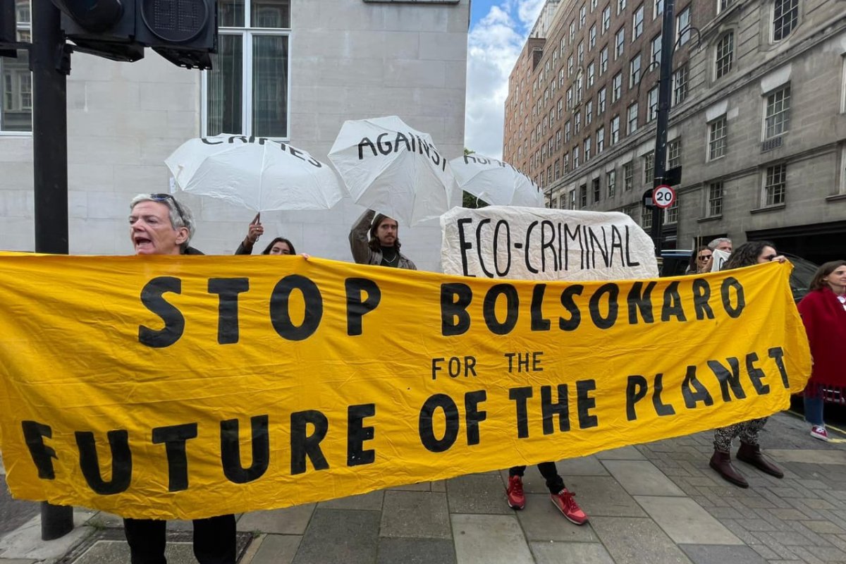 Opositores protestam contra Bolsonaro em Londres