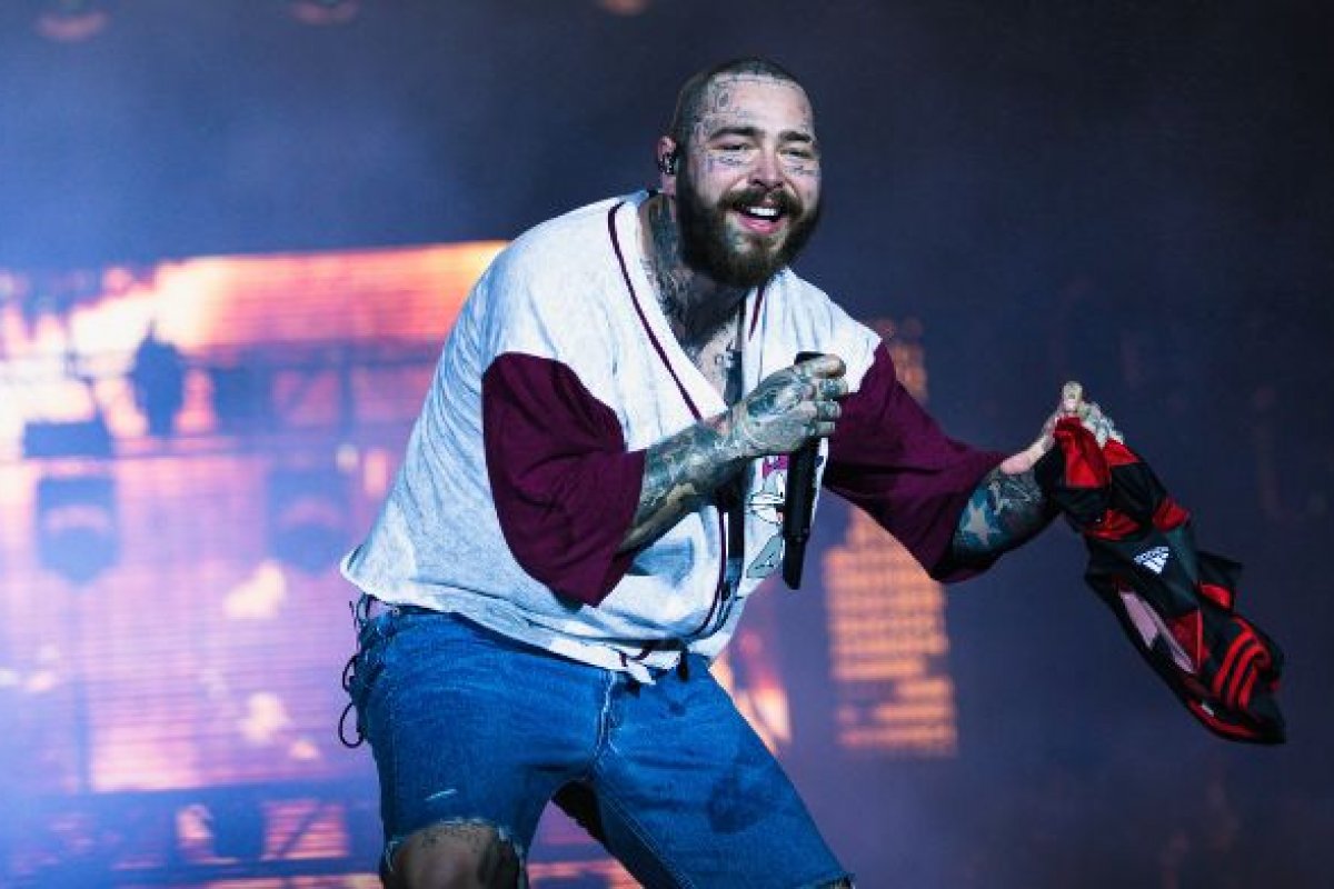 Post Malone se machuca após queda em buraco durante show 