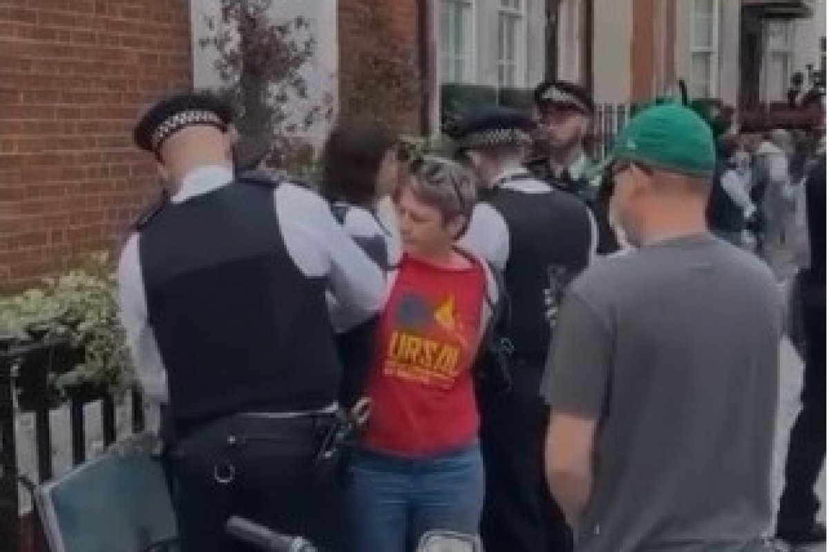 Vídeo: manifestantes petistas são detidas em Londres durante protesto 