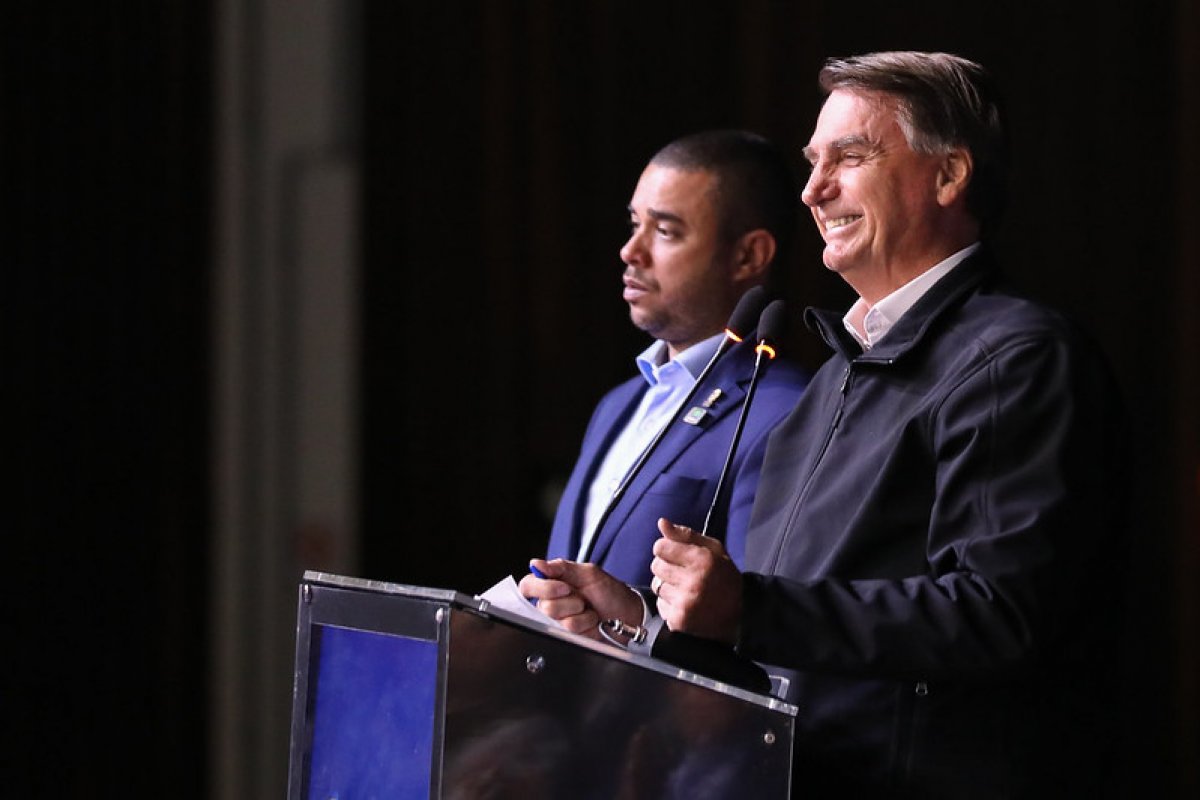 Bolsonaro nega estar fazendo política no Reino Unido