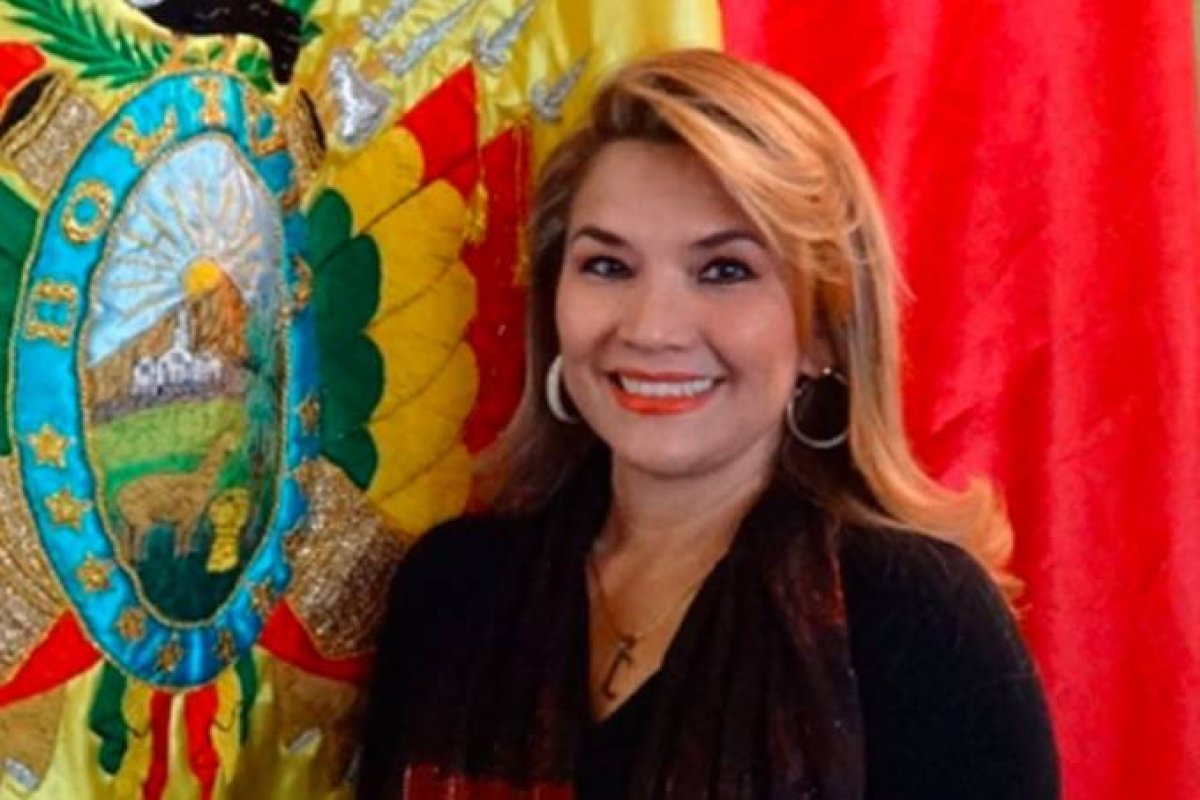 Senadora da oposição é a nova presidente da Bolívia