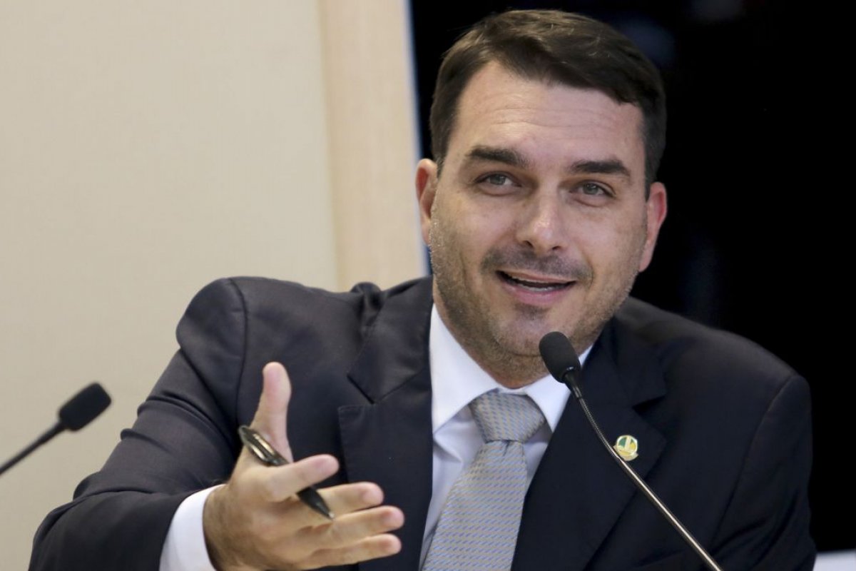 TSE suspende julgamento que discute aplicação de multa a Flávio Bolsonaro por susposta fake News conta Lula 